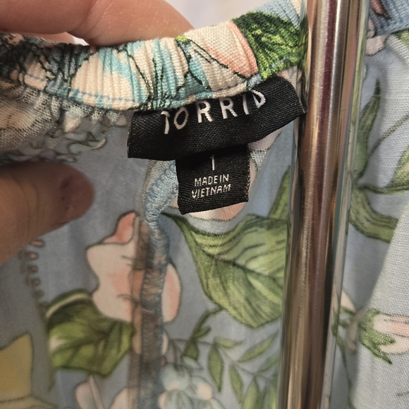 Torrid Size 1 Floral Flutter Short Sleeve Blouse - Picture 2 of 8